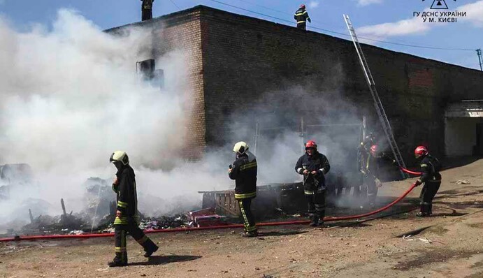 Рятувальники ліквідували пожежу в одному із районів Києва: фото