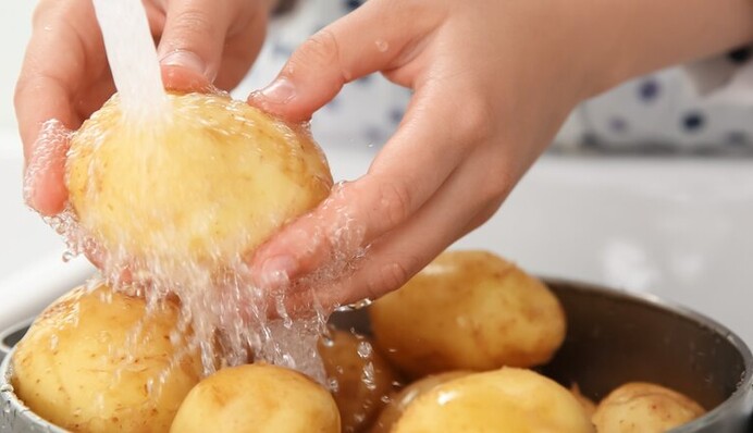 Как быстро отмыть руки после чистки молодого картофеля: помогут доступные всем средства