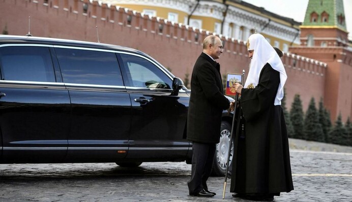 Елітне авто глави РПЦ Кирила потрапило в ДТП в Москві: перші кадри з місця аварії