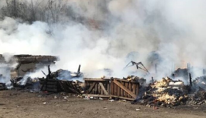 В одному з районів Києва спалахнула серйозна пожежа, на місці працюють рятувальники, фото і відео