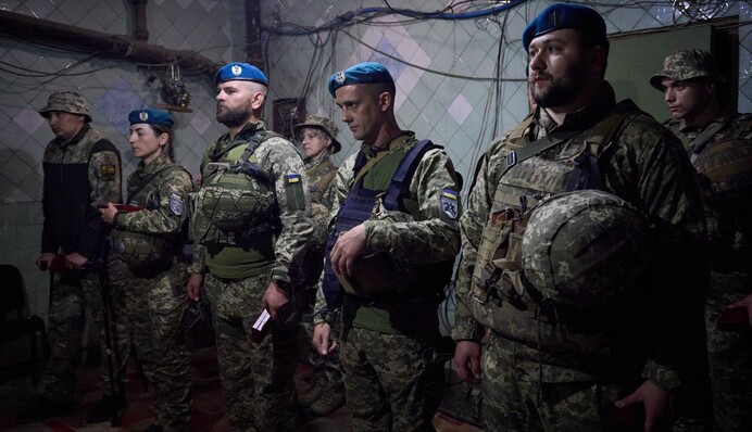 Зеленский приехал на фронт и вручил награды украинским морпехам: фото