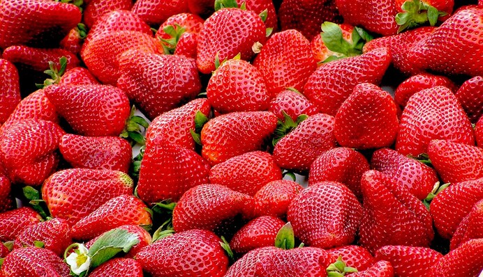 Як у бабусі в дитинстві: рецепт смачного десерту з полуниці