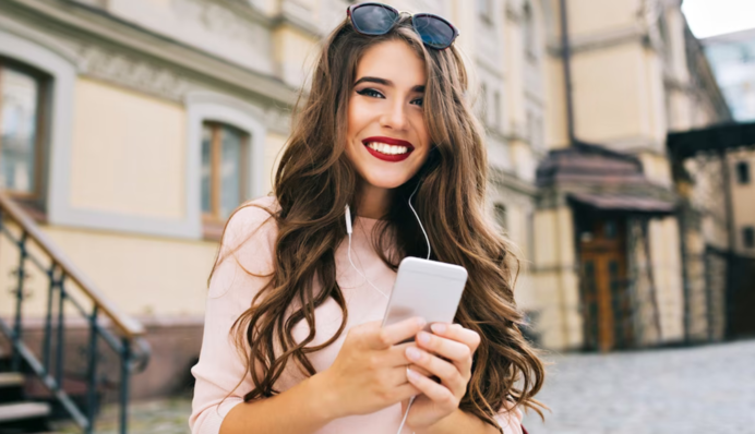 Представляют серьезную опасность: чем нельзя протирать экран смартфона