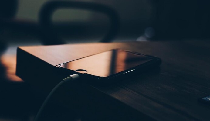 Что делать, если телефон разряжается ночью: полезные советы