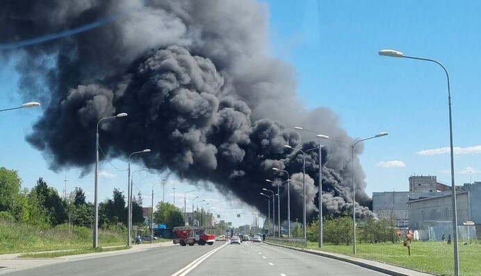 Эффект линзы: под Петербургом вспыхнул очередной пожар, черный дым виден за киллометры. Фото и видео