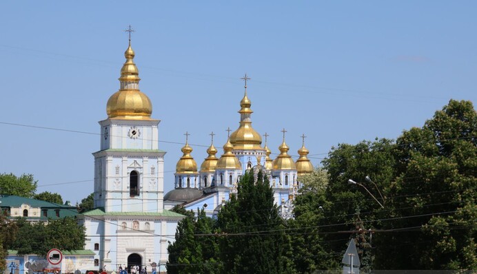 Незламний Київ святкує День міста після безсонної ночі і найбільшої атаки РФ:  фоторепортаж