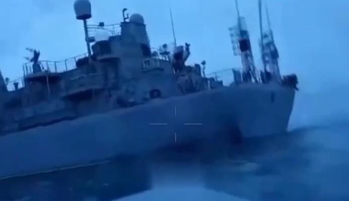 Дав крен і завалився на борт: нові знімки корабля "Іван Хурс" після атаки