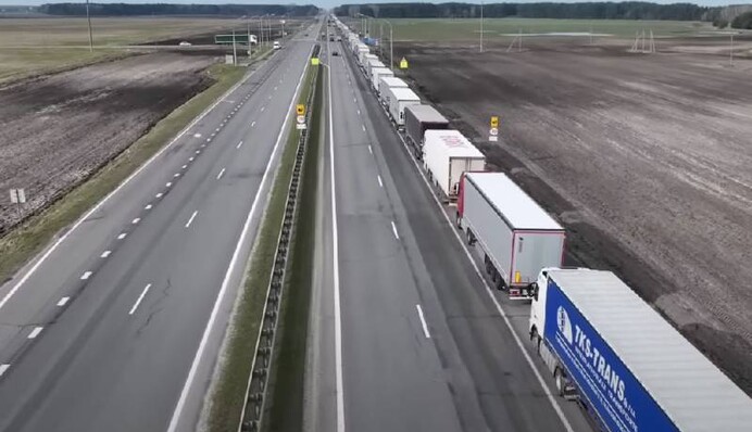 Тепер тільки вплав? Польща закрила кордон для російських та білоруських вантажівок