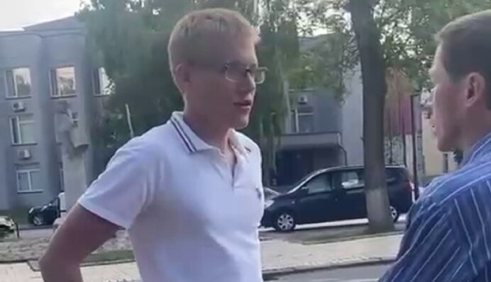 Ударил активиста в голову: 