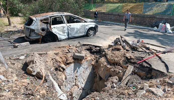 Образовалась огромная воронка: новые фото последствий атаки дронов на Печерске в Киеве