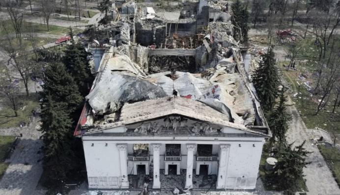 Їжа на кістках: окупанти відкрили в Маріуполі елітне кафе з видом на зруйнований Драмтеатр. Відео