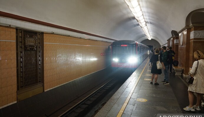 НП у метро Києва: людина потрапила під потяг, рух призупинено