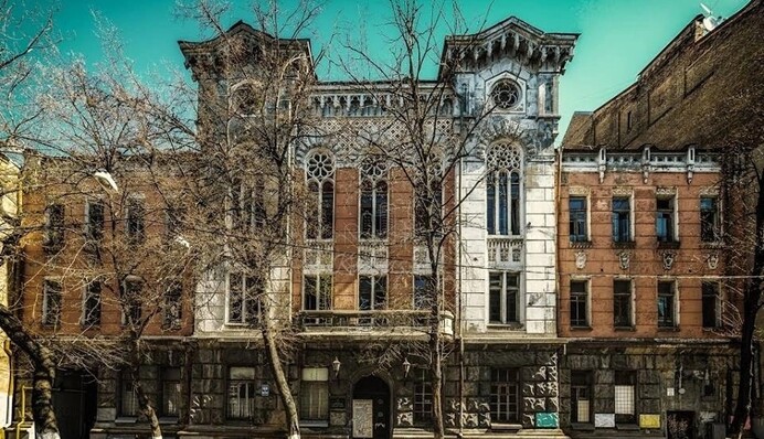 Когда-то там оперировал сам Амосов: в центре Киева пустует историческое здание бывшей больницы. Фото