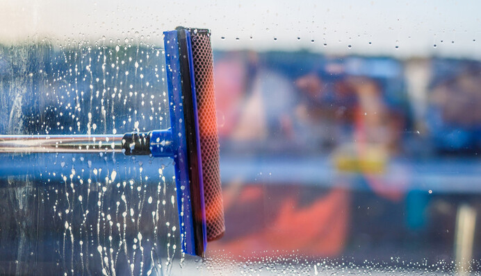 Як прибрати розводи на вікнах: названо ефективний засіб