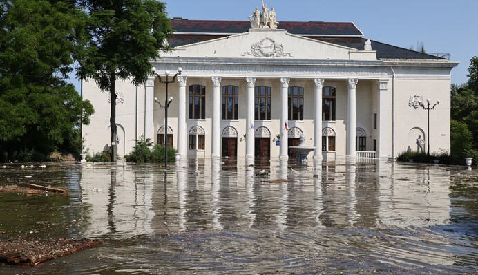 Нова Каховка іде під воду: з’явилися нові фото і відео з затопленого міста