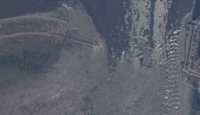 Очередное преступление РФ: в сети показали первое спутниковое фото Каховской ГЭС после теракта