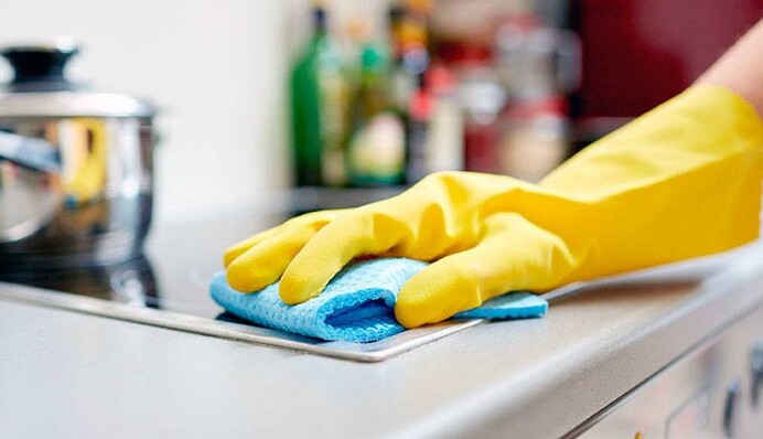 Эффект поразит: простое средство поможет отмыть липкий жир на кухне