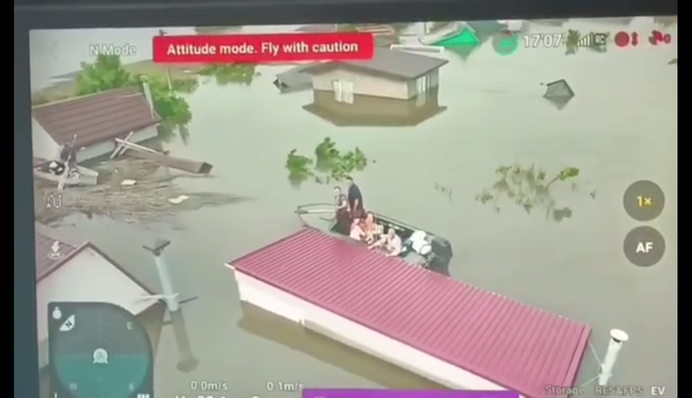 У затоплених Олешках з даху будинку вдалося врятувати маму з дітьми: відео