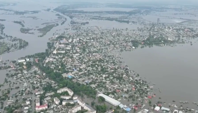 У Голій Пристані вже затопило майже 200 будинків - рівень води росте: відео