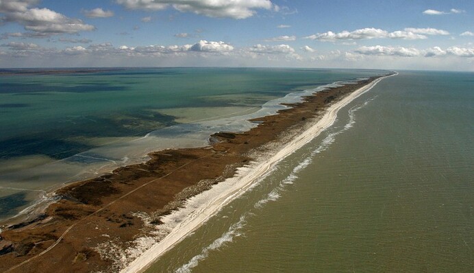 Кінбурнська коса перетворилась в острів і охоплена пожежами: фото і відео