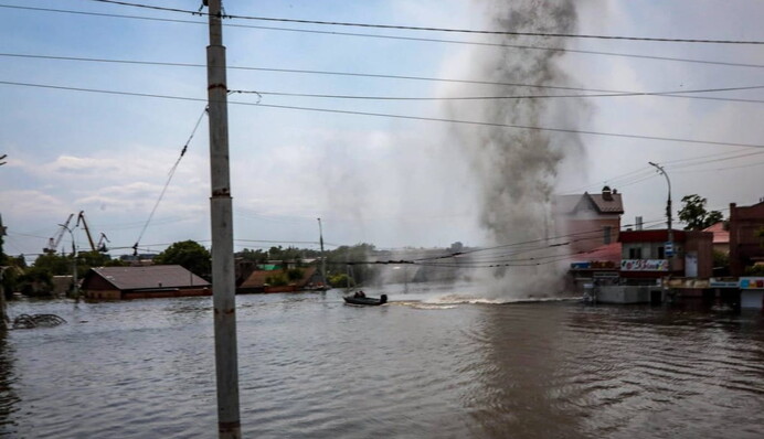 Окупанти б’ють по затопленому Херсону: в Міноборони показали відео обстрілу