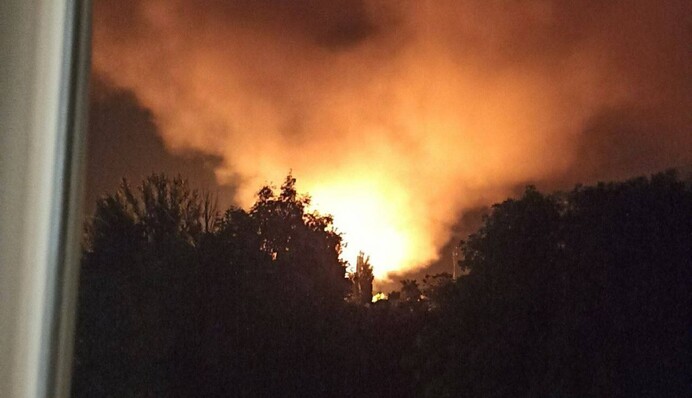 В Бердянске снова "бавовна": после взрывов вспыхнул мощный пожар. Фото