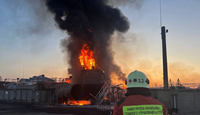 У Росії розбомбили нафтобазу: горять тони палива