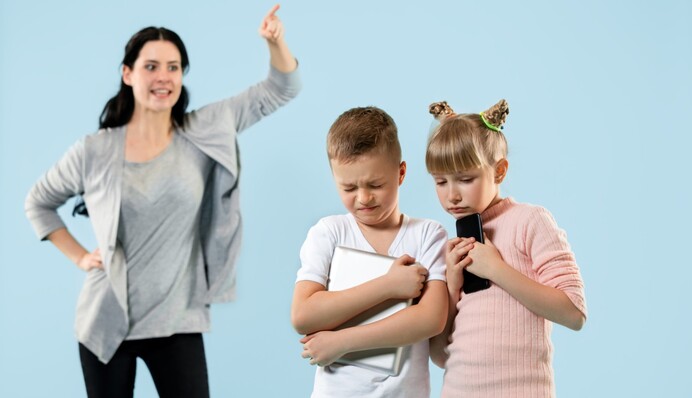 Держат детей в 