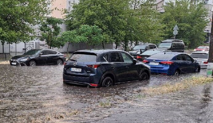 Вулиці перетворилися на річки: перші наслідки потужної зливи у Києві, відео