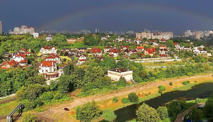 Из облаков выглянула радуга: новые кадры последствий мощного ливня в Киеве