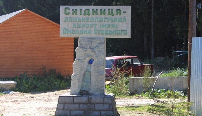 Затопило авто та двори: на Карпати обрушилася сильна злива, відео