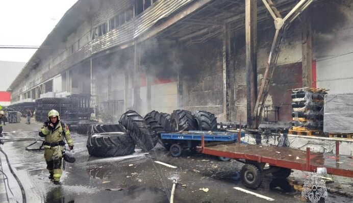 У Ростові-на-Дону загорівся один з найбільших в РФ заводів по випуску  сільгосптехніки: фото і відео