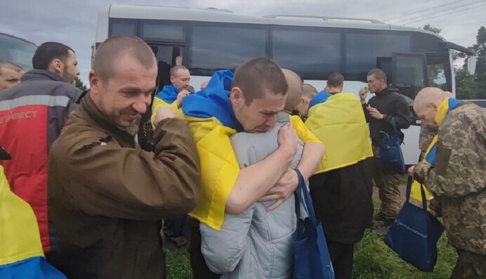 Плакали і цілували землю: ексклюзивні кадри обміну полоненими 11 червня
