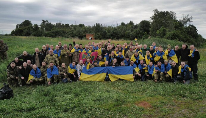 Україна повернула з полону 95 осіб: перші кадри після обміну