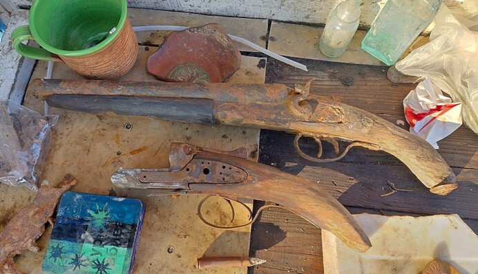 Черепы, пистоли и немецкие каски: что нашли на дне Каховского водохранилища, фото и видео