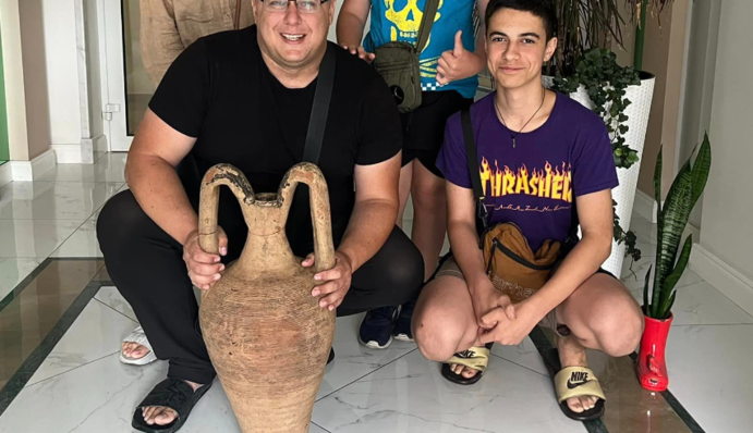 В Одессе море выбросило на берег старинную византийскую амфору: фото находки