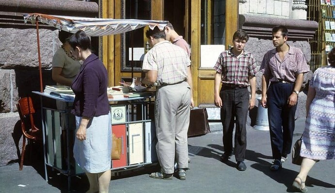 Черги і пересувні точки з водою: як виглядав Хрещатик у Києві в 1960-тих роках, фото