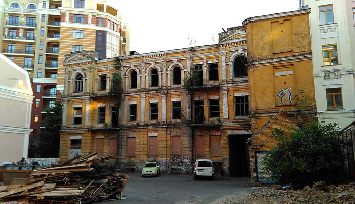 В Киеве разрушается дом авиаконструктора Сикорского: о знаменитом украинце напоминает только табличка, фото