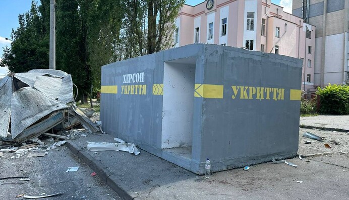 Росія завдала масованого удару по Херсону: багато поранених, у тому числі діти