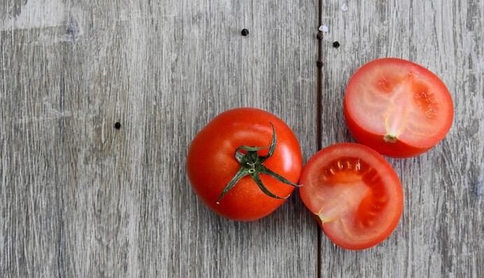 Никаких химикатов: интересный и действенный лайфхак, как защитить томаты от болезней