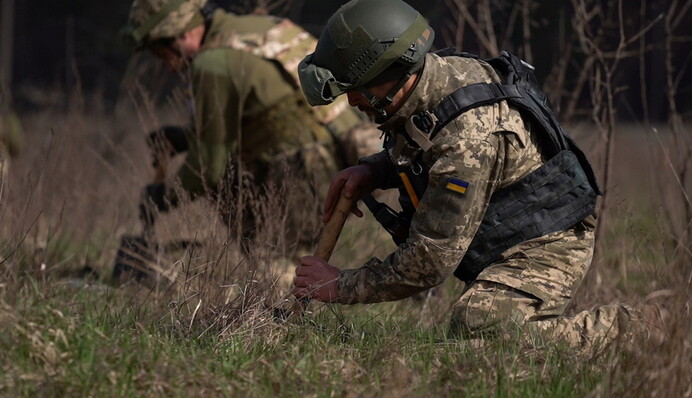 Сили оборони працюють: Наєв показав, як мінують північний кордон, фото і відео