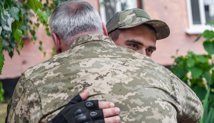 Проявил себя в боях за Соледар и Бахмут: Наев встретился с героем-гранатометчиком