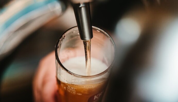 Зневоднення і тепловий удар: чому небезпечно пити холодне пиво під час спеки