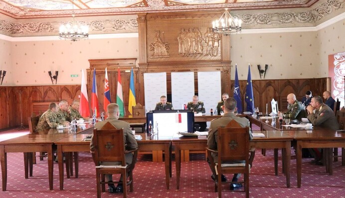 Украинские военные обсудили поддержку ВСУ и защиту от агрессора с коллегами из Вышеградской четверки: фото