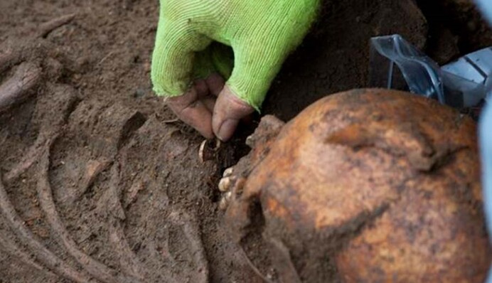 Вчені відтворили обличчя таємничої дівчини з Хрестом Трампінгтона, похованої в ліжку: фото