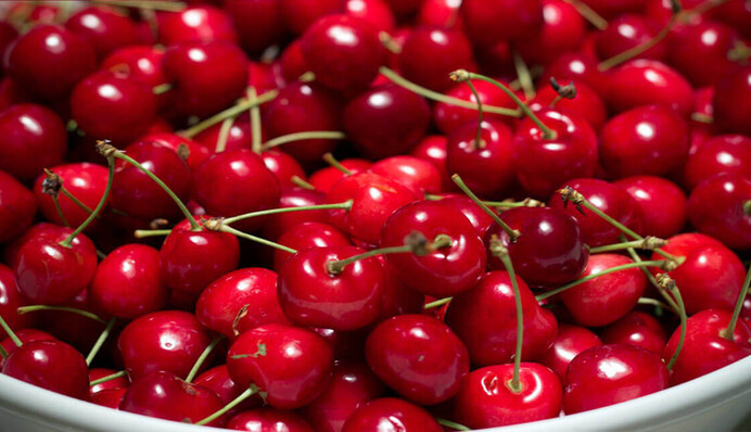 Как легко и быстро удалить косточки с вишен: хитрые лайфхаки