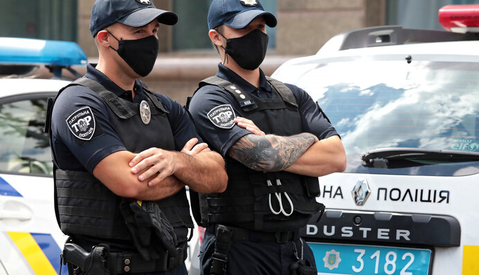 Сначала бежал, а потом напал: в Одессе поймали неадеквата на мотоцикле, видео