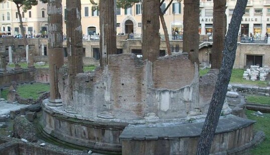 В Римі відкрили для туристів площу, де вбили Юлія Цезаря, фото і відео