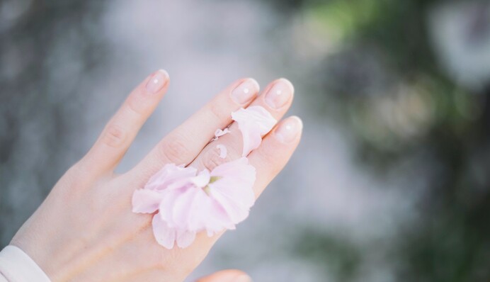 Темні смуги та зміна кольору: коли нігті обов'язково слід показати лікарю