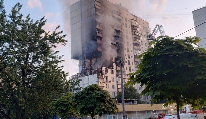 В Киеве под завалами продолжают искать людей: фоторепортаж с места взрыва в многоэтажке